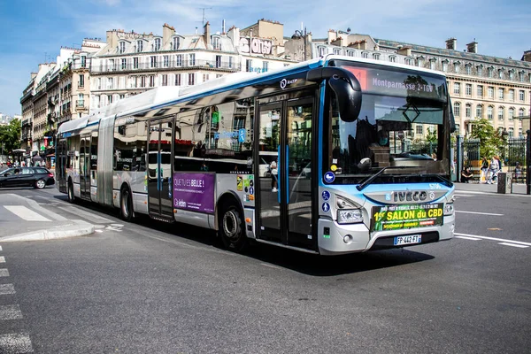 Paris, Fransa - 21 Mayıs 2022 Coronavirus salgını sırasında Paris sokaklarından geçen otobüs Fransa 'da maske takmak zorunludur.