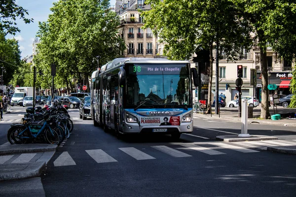 Paris, Fransa - 21 Mayıs 2022 Coronavirus salgını sırasında Paris sokaklarından geçen otobüs Fransa 'da maske takmak zorunludur.