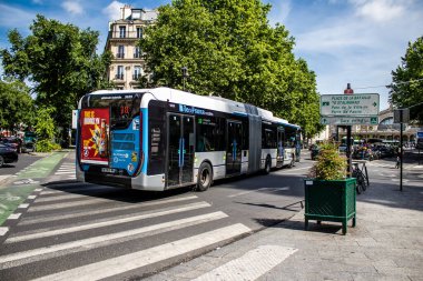 Paris, Fransa - 21 Mayıs 2022 Coronavirus salgını sırasında Paris sokaklarından geçen otobüs Fransa 'da maske takmak zorunludur.