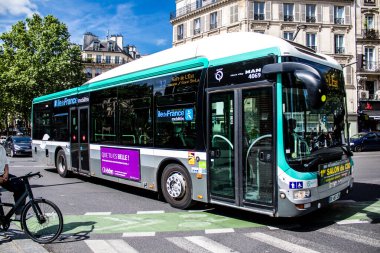 Paris, Fransa - 21 Mayıs 2022 Coronavirus salgını sırasında Paris sokaklarından geçen otobüs Fransa 'da maske takmak zorunludur.