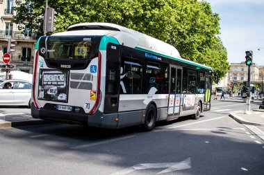 Paris, Fransa - 21 Mayıs 2022 Coronavirus salgını sırasında Paris sokaklarından geçen otobüs Fransa 'da maske takmak zorunludur.