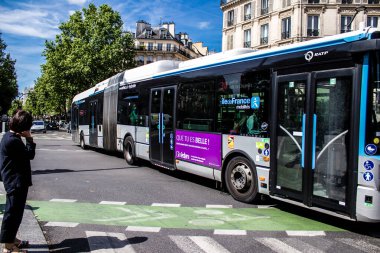 Paris, Fransa - 21 Mayıs 2022 Coronavirus salgını sırasında Paris sokaklarından geçen otobüs Fransa 'da maske takmak zorunludur.