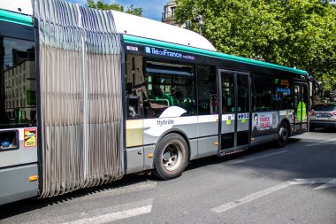 Paris, Fransa - 21 Mayıs 2022 Coronavirus salgını sırasında Paris sokaklarından geçen otobüs Fransa 'da maske takmak zorunludur.