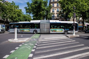 Paris, Fransa - 21 Mayıs 2022 Coronavirus salgını sırasında Paris sokaklarından geçen otobüs Fransa 'da maske takmak zorunludur.
