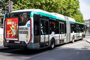 Paris, Fransa - 21 Mayıs 2022 Coronavirus salgını sırasında Paris sokaklarından geçen otobüs Fransa 'da maske takmak zorunludur.