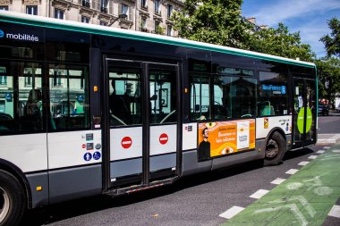 Paris, Fransa - 21 Mayıs 2022 Coronavirus salgını sırasında Paris sokaklarından geçen otobüs Fransa 'da maske takmak zorunludur.