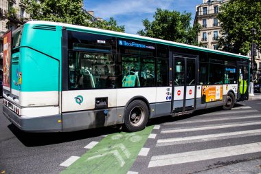 Paris, Fransa - 21 Mayıs 2022 Coronavirus salgını sırasında Paris sokaklarından geçen otobüs Fransa 'da maske takmak zorunludur.