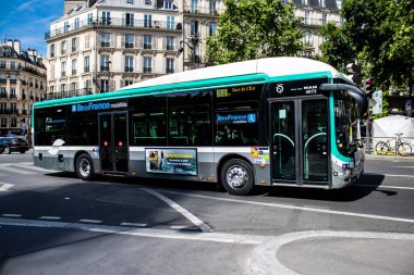 Paris, Fransa - 21 Mayıs 2022 Coronavirus salgını sırasında Paris sokaklarından geçen otobüs Fransa 'da maske takmak zorunludur.