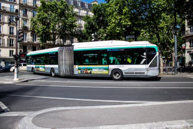 Paris, Fransa - 21 Mayıs 2022 Coronavirus salgını sırasında Paris sokaklarından geçen otobüs Fransa 'da maske takmak zorunludur.