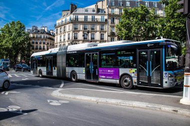 Paris, Fransa - 21 Mayıs 2022 Coronavirus salgını sırasında Paris sokaklarından geçen otobüs Fransa 'da maske takmak zorunludur.