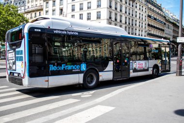 Paris, Fransa - 21 Mayıs 2022 Coronavirus salgını sırasında Paris sokaklarından geçen otobüs Fransa 'da maske takmak zorunludur.