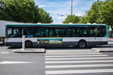 Paris, Fransa - 21 Mayıs 2022 Coronavirus salgını sırasında Paris sokaklarından geçen otobüs Fransa 'da maske takmak zorunludur.