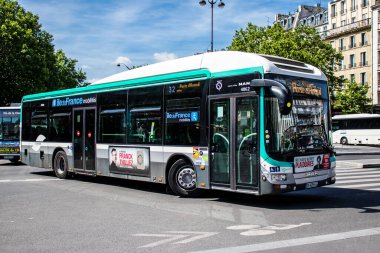 Paris, Fransa - 21 Mayıs 2022 Coronavirus salgını sırasında Paris sokaklarından geçen otobüs Fransa 'da maske takmak zorunludur.