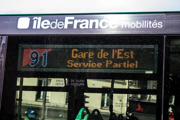 Paris, Fransa - 21 Mayıs 2022 Coronavirus salgını sırasında Paris sokaklarından geçen otobüs Fransa 'da maske takmak zorunludur.