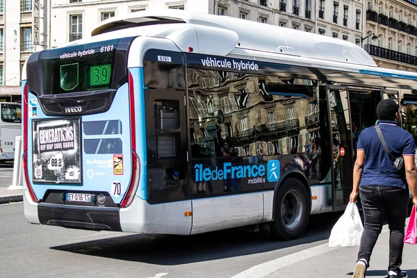 フランス 2022年5月21日フランスを襲うコロナウイルス発生の間 パリの通りを走るバスは マスクを着用することが義務付けられています — ストック写真