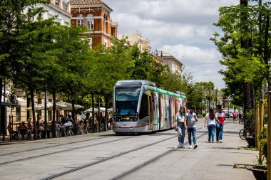 Seville, İspanya - 21 Mayıs 2022 Coronavirus salgını sırasında Seville sokaklarında dolaşan ve maske takan yolcular için modern elektrikli tramvay zorunludur.