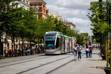 Seville, İspanya - 21 Mayıs 2022 Coronavirus salgını sırasında Seville sokaklarında dolaşan ve maske takan yolcular için modern elektrikli tramvay zorunludur.