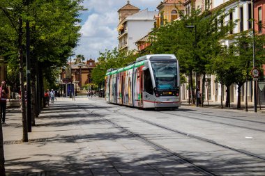 Seville, İspanya - 21 Mayıs 2022 Coronavirus salgını sırasında Seville sokaklarında dolaşan ve maske takan yolcular için modern elektrikli tramvay zorunludur.