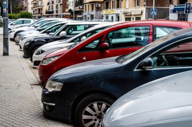 Seville, İspanya - 21 Mayıs 2022 İspanya 'nın güneyindeki Endülüs Bölgesi' nin başkenti ve sembolik bir şehir olan Seville sokaklarına park edilmiş arabalar