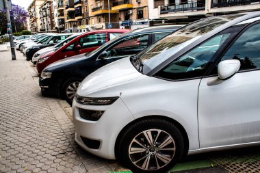 Seville, İspanya - 21 Mayıs 2022 İspanya 'nın güneyindeki Endülüs Bölgesi' nin başkenti ve sembolik bir şehir olan Seville sokaklarına park edilmiş arabalar