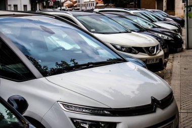 Seville, İspanya - 21 Mayıs 2022 İspanya 'nın güneyindeki Endülüs Bölgesi' nin başkenti ve sembolik bir şehir olan Seville sokaklarına park edilmiş arabalar