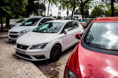 Seville, İspanya - 21 Mayıs 2022 İspanya 'nın güneyindeki Endülüs Bölgesi' nin başkenti ve sembolik bir şehir olan Seville sokaklarına park edilmiş arabalar