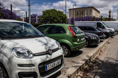 Seville, İspanya - 21 Mayıs 2022 İspanya 'nın güneyindeki Endülüs Bölgesi' nin başkenti ve sembolik bir şehir olan Seville sokaklarına park edilmiş arabalar