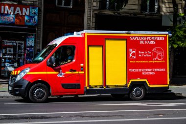 Paris, Fransa - 21 Mayıs 2022 Coronavirus salgını sırasında Paris sokaklarından geçen itfaiye aracı Fransa 'yı vurdu.