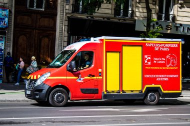 Paris, Fransa - 21 Mayıs 2022 Coronavirus salgını sırasında Paris sokaklarından geçen itfaiye aracı Fransa 'yı vurdu.