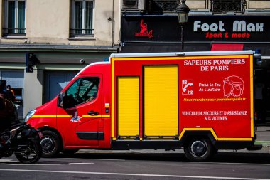 Paris, Fransa - 21 Mayıs 2022 Coronavirus salgını sırasında Paris sokaklarından geçen itfaiye aracı Fransa 'yı vurdu.