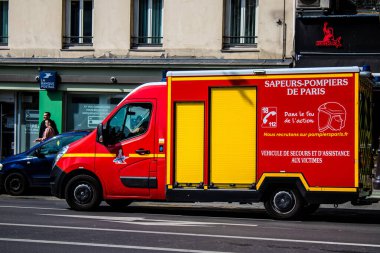 Paris, Fransa - 21 Mayıs 2022 Coronavirus salgını sırasında Paris sokaklarından geçen itfaiye aracı Fransa 'yı vurdu.