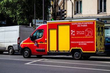 Paris, Fransa - 21 Mayıs 2022 Coronavirus salgını sırasında Paris sokaklarından geçen itfaiye aracı Fransa 'yı vurdu.