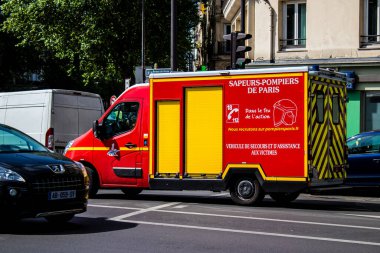 Paris, Fransa - 21 Mayıs 2022 Coronavirus salgını sırasında Paris sokaklarından geçen itfaiye aracı Fransa 'yı vurdu.