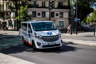 Paris, Fransa - 21 Mayıs 2022 Paris sokaklarında Coronavirus salgını sırasında Fransa 'yı vuran ambulans