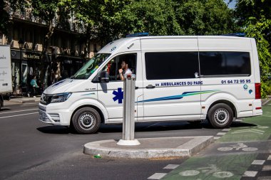 Paris, Fransa - 21 Mayıs 2022 Paris sokaklarında Coronavirus salgını sırasında Fransa 'yı vuran ambulans