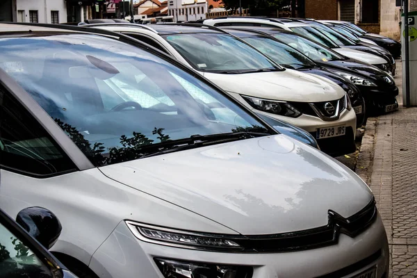 Seville, İspanya - 21 Mayıs 2022 İspanya 'nın güneyindeki Endülüs Bölgesi' nin başkenti ve sembolik bir şehir olan Seville sokaklarına park edilmiş arabalar