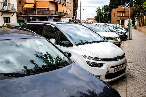 Seville, İspanya - 21 Mayıs 2022 İspanya 'nın güneyindeki Endülüs Bölgesi' nin başkenti ve sembolik bir şehir olan Seville sokaklarına park edilmiş arabalar