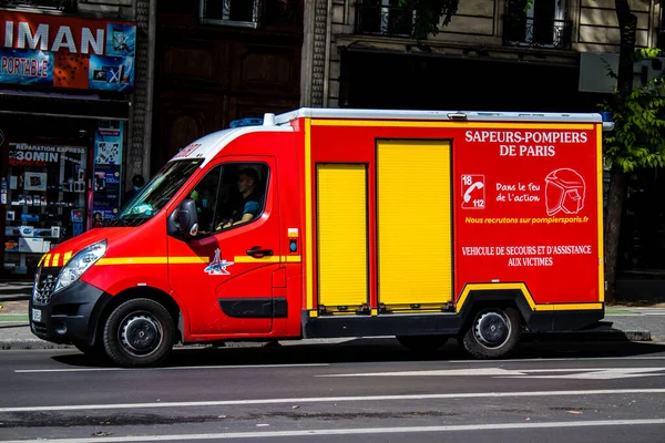 Paris, Fransa - 21 Mayıs 2022 Coronavirus salgını sırasında Paris sokaklarından geçen itfaiye aracı Fransa 'yı vurdu.