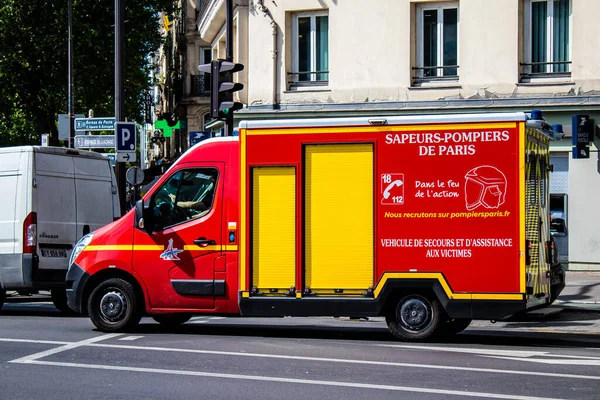Paris, Fransa - 21 Mayıs 2022 Coronavirus salgını sırasında Paris sokaklarından geçen itfaiye aracı Fransa 'yı vurdu.