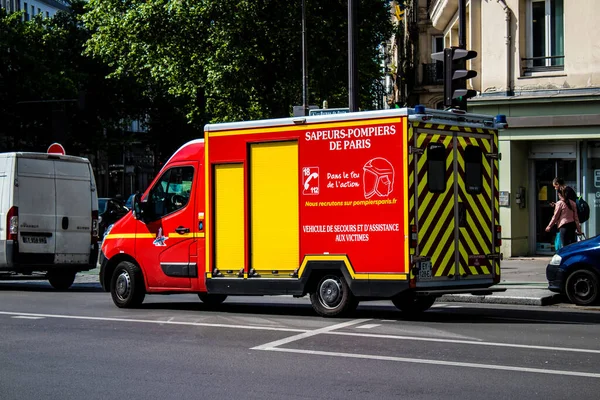 Paris, Fransa - 21 Mayıs 2022 Coronavirus salgını sırasında Paris sokaklarından geçen itfaiye aracı Fransa 'yı vurdu.