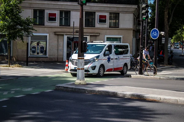 París Francia Mayo 2022 Ambulancia Recorriendo Las Calles París Durante — Foto de Stock