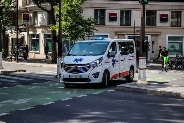 Paris, Fransa - 21 Mayıs 2022 Paris sokaklarında Coronavirus salgını sırasında Fransa 'yı vuran ambulans