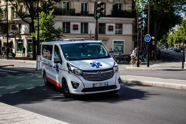 Paříž Francie Května 2022 Sanitka Projíždějící Ulicemi Paříže Během Epidemie — Stock fotografie