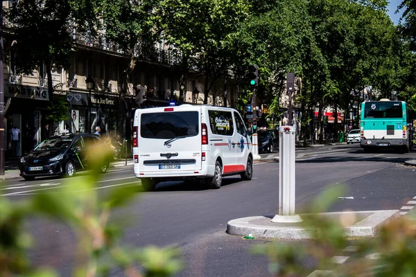 フランス 2022年5月21日フランスを襲ったコロナウイルス発生の間 パリの通りを通って運転する救急車 — ストック写真