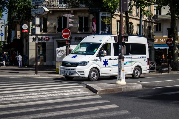 Paris, Fransa - 21 Mayıs 2022 Paris sokaklarında Coronavirus salgını sırasında Fransa 'yı vuran ambulans