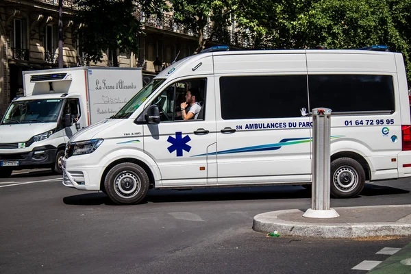 Paris, Fransa - 21 Mayıs 2022 Paris sokaklarında Coronavirus salgını sırasında Fransa 'yı vuran ambulans