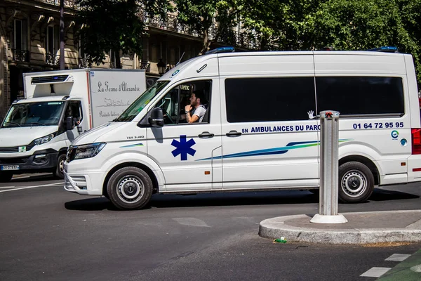 Paryż Francja Maja 2022 Karetka Jadąca Ulicami Paryża Podczas Epidemii — Zdjęcie stockowe