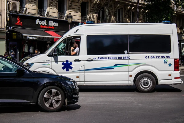 París Francia Mayo 2022 Ambulancia Recorriendo Las Calles París Durante —  Fotos de Stock