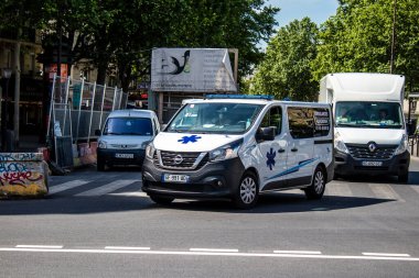 Paris, Fransa - 21 Mayıs 2022 Paris sokaklarında Coronavirus salgını sırasında Fransa 'yı vuran ambulans