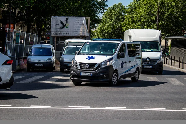 Paryż Francja Maja 2022 Karetka Jadąca Ulicami Paryża Podczas Epidemii — Zdjęcie stockowe